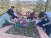 Учащиеся приняли участие в уборке памятника и возложили цветы.